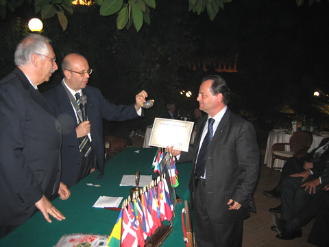 Consegna del distintivo